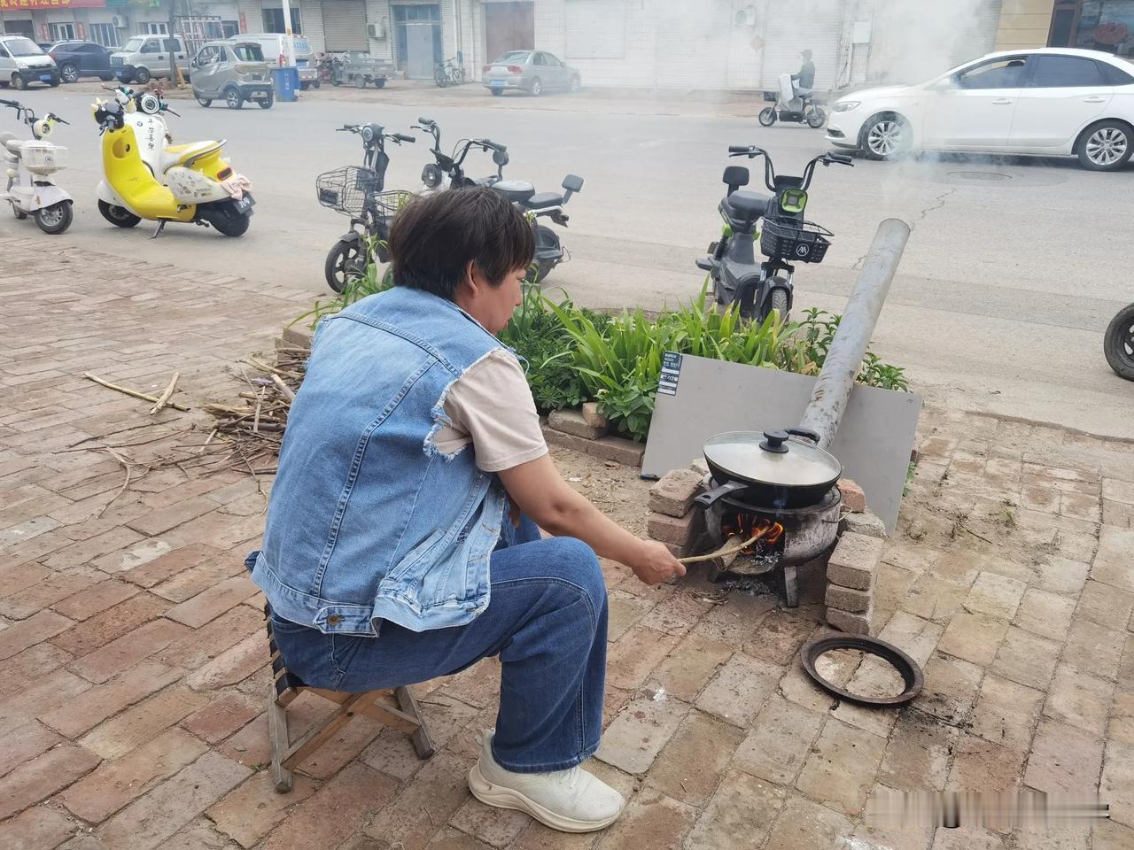 我妈妈是一个固执的人，昨天骑自行车去村委会办事，天气太热距离远，回来热晕了说头疼