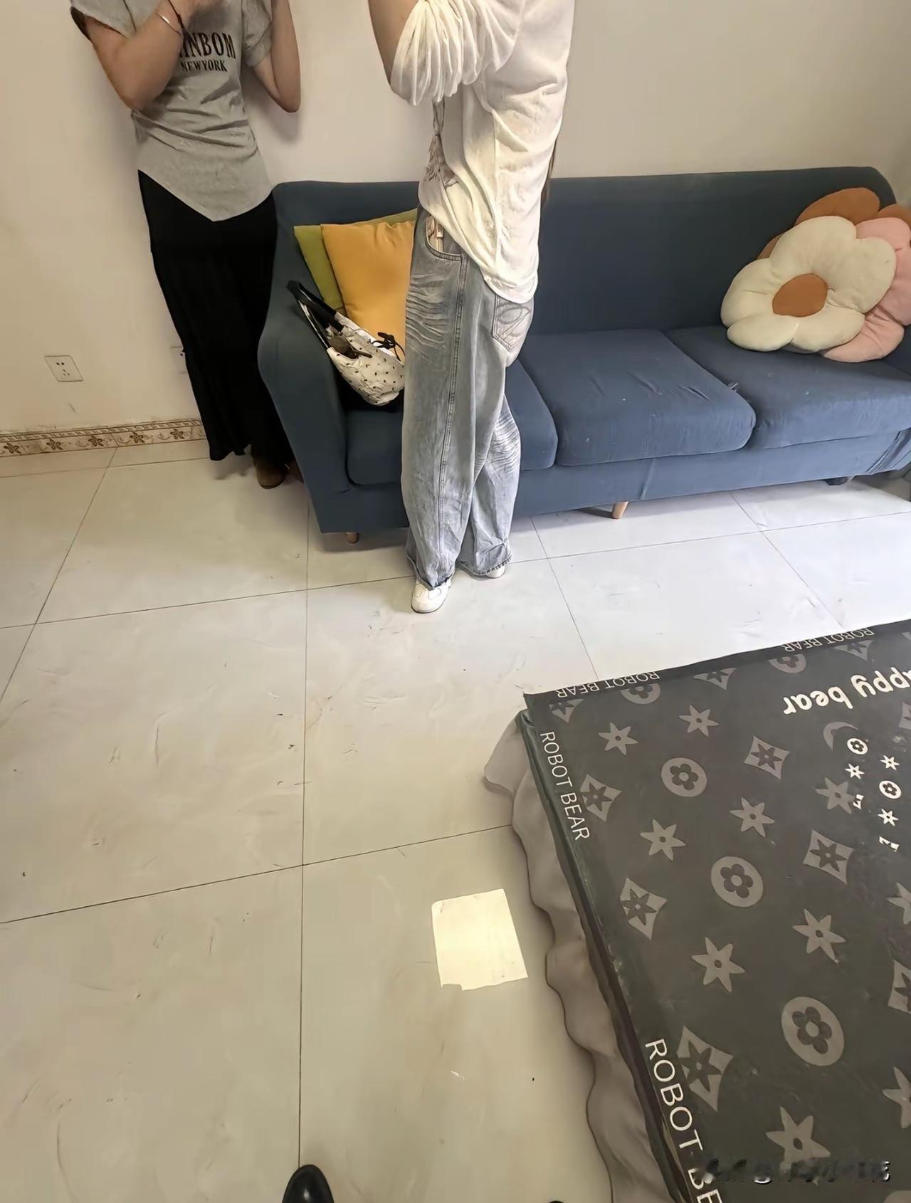 泪目了！无意间刷到一条租房视频，房东带着一对姐妹看房，姐姐19岁，妹妹才16岁。