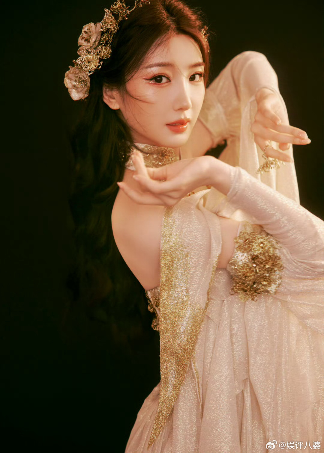 被毛晓彤的古风伞舞狠狠拿捏啦😍 金白国风裙搭配花饰，手持油纸伞轻盈旋转，每一帧