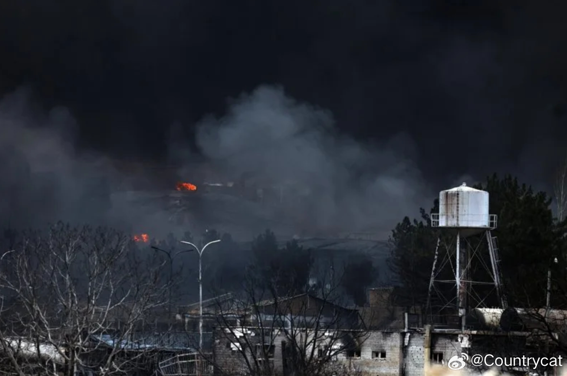 美以空袭伊朗油库后现异象！德黑兰降下“黑色石油雨”，专家警告勿外出海外新鲜事中东