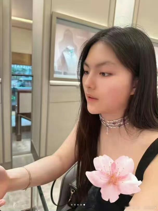李湘又带女儿逛高奢！王诗龄一脸无奈又被迫选黑裙，身上穿的超美 ​​​