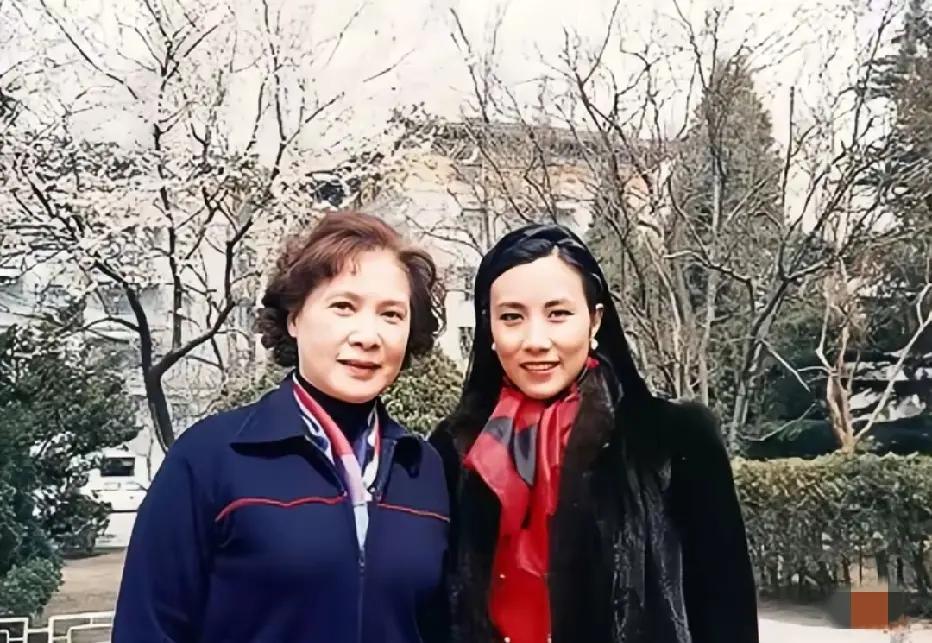 80年代汪明荃到访内地和秦怡的同框留影，两个人站在院儿里，身后的玉兰花正含苞待放