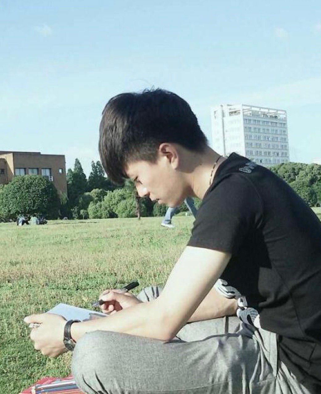 翻到一些我小学、大学时候画画的照片你别说，我年轻的时候确实挺年轻的画画我的日常p