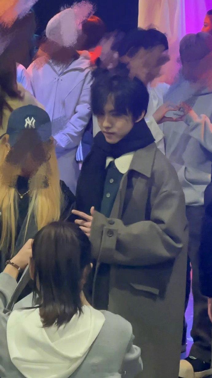 刘轩丞回母校合影 谁懂啊！偶遇  回母校看汇演，还和老师同学拍了大合照，这波校园