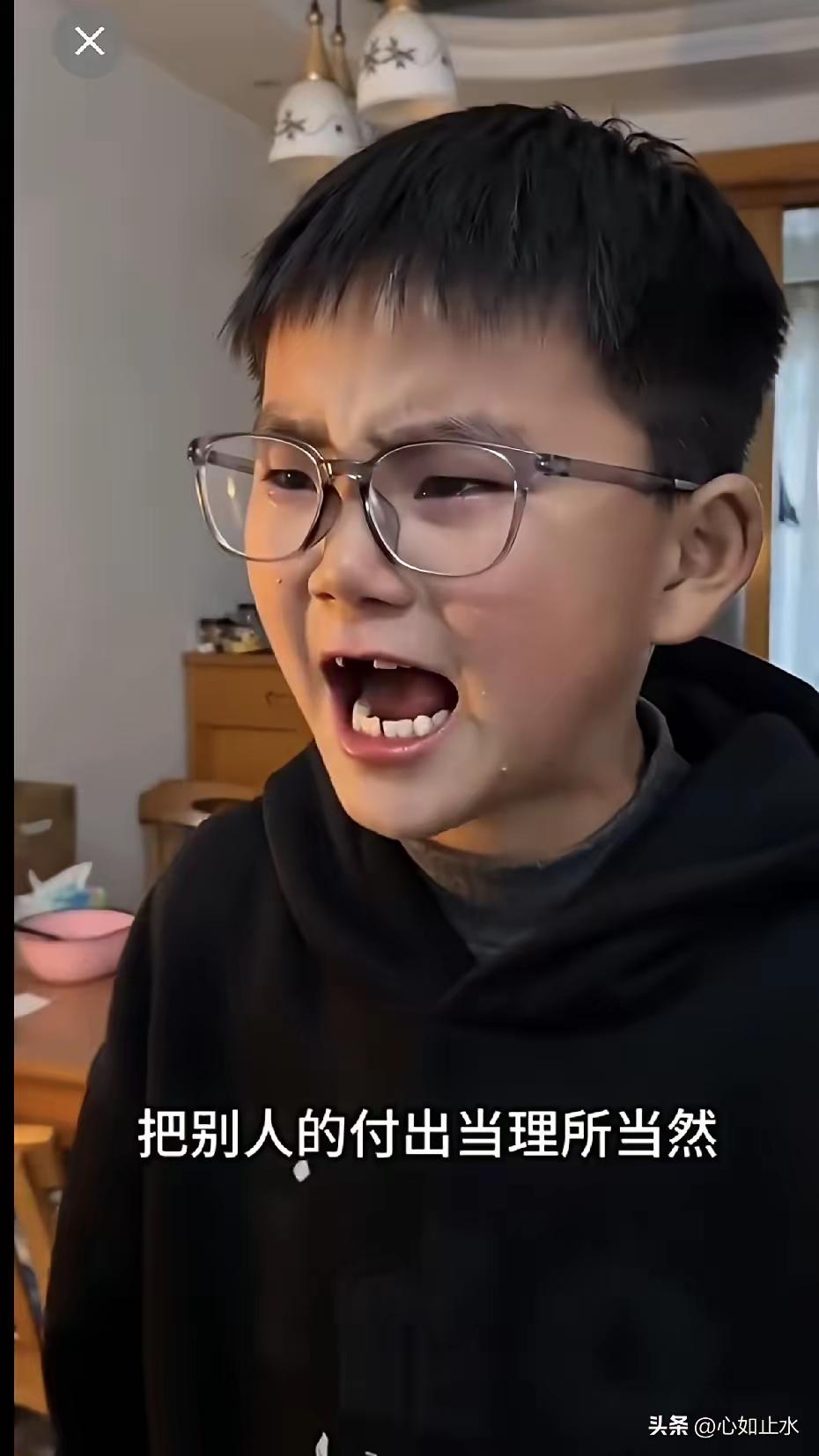 全网破防！小男孩饭桌当众怒斥妈妈：善待老人，就是善待以后的你自己
 
近日，一段