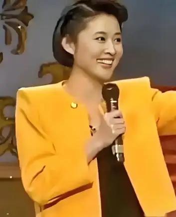 1991年春晚，倪萍在给观众念海外华人祝福国人的贺电时，突然被吓出一身冷汗，原来