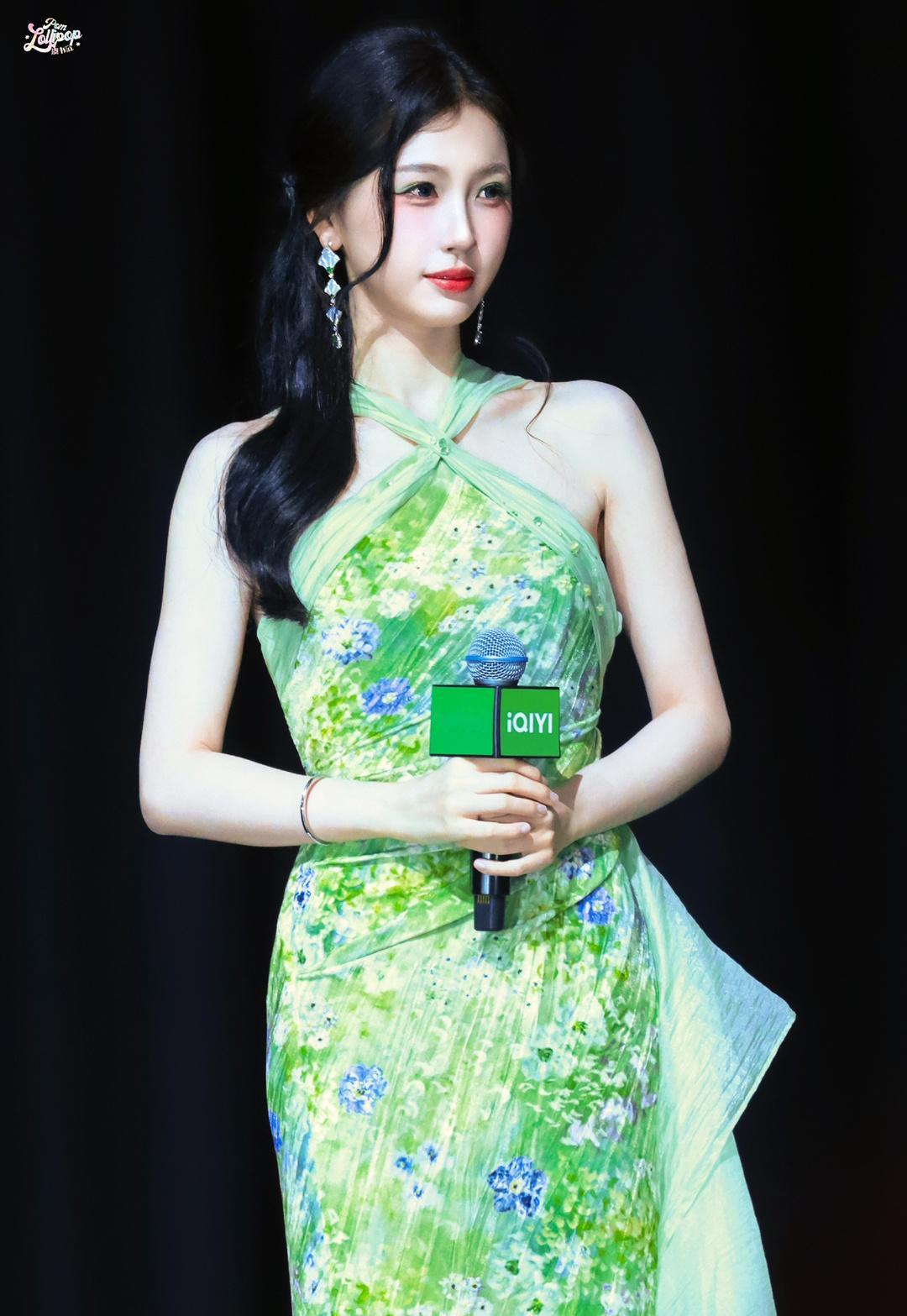 虞书欣绿色裸肩裙造型马来西亚见面会路透，🐟好漂亮啦！