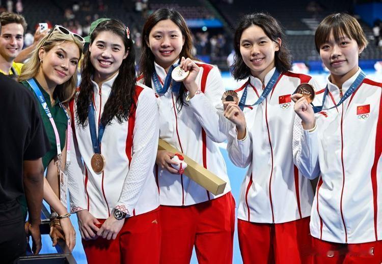 五位美女不假，后面这位哥们儿也是位如假包换的真帅哥 ，你注意了没？