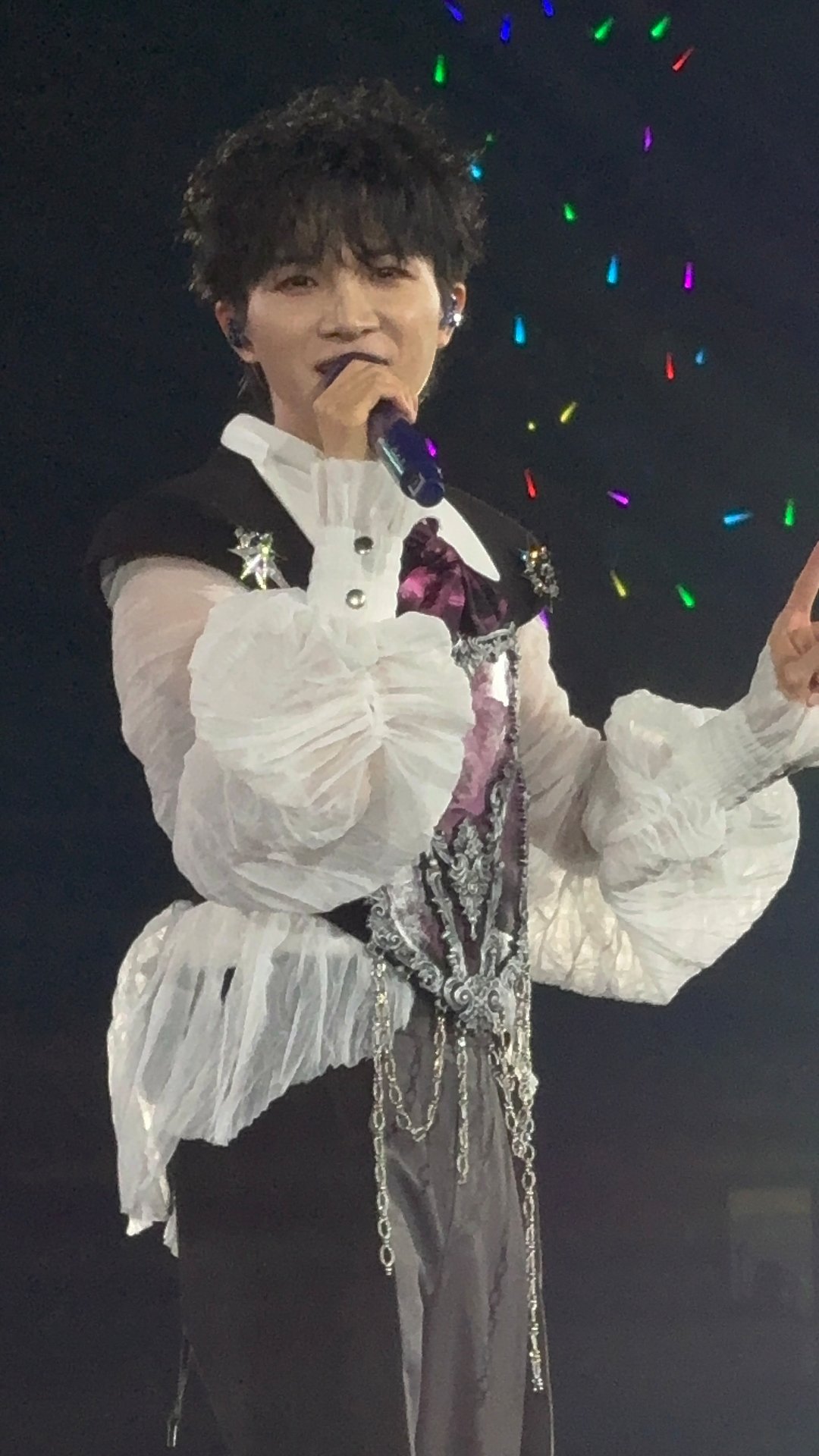 周深来超话实况热聊看演唱会周深武汉演唱会 新衣服啊好帅好薄啊 