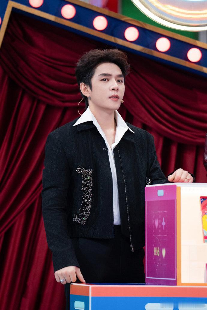 4月9日凌晨，头部电商主播李佳琦在社交平台发文，对其“退休”传闻作出正式回应。他