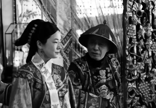 晚清紫禁城，慈禧洗完澡屏退宫女，独留李莲英。门外隐约传来"哎哟"声，流言满天飞。