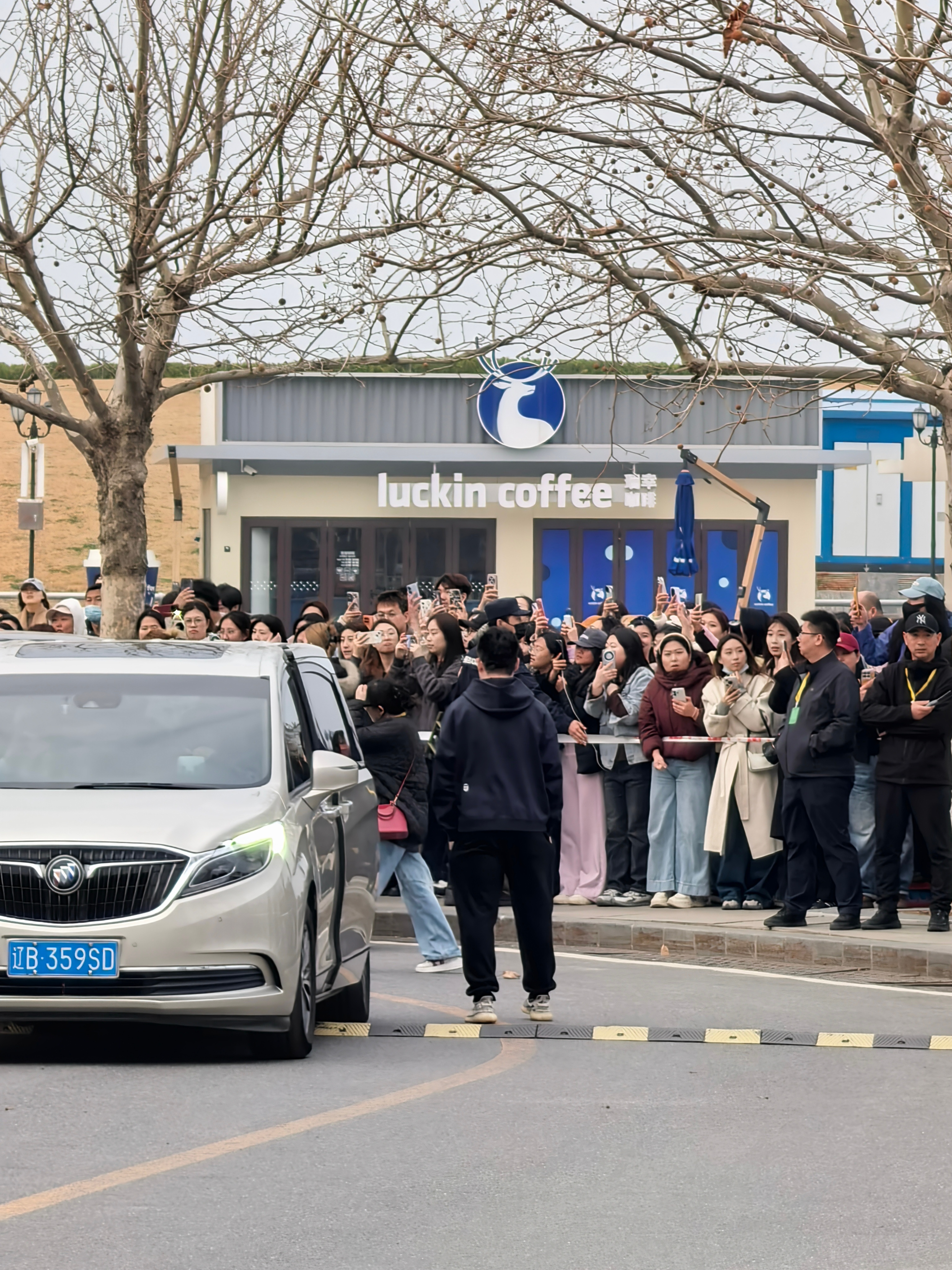 陪夏天来踢球偶遇明星做活动活动结束后看着这些少男少女朝我走来感觉真好啊！真青春洋