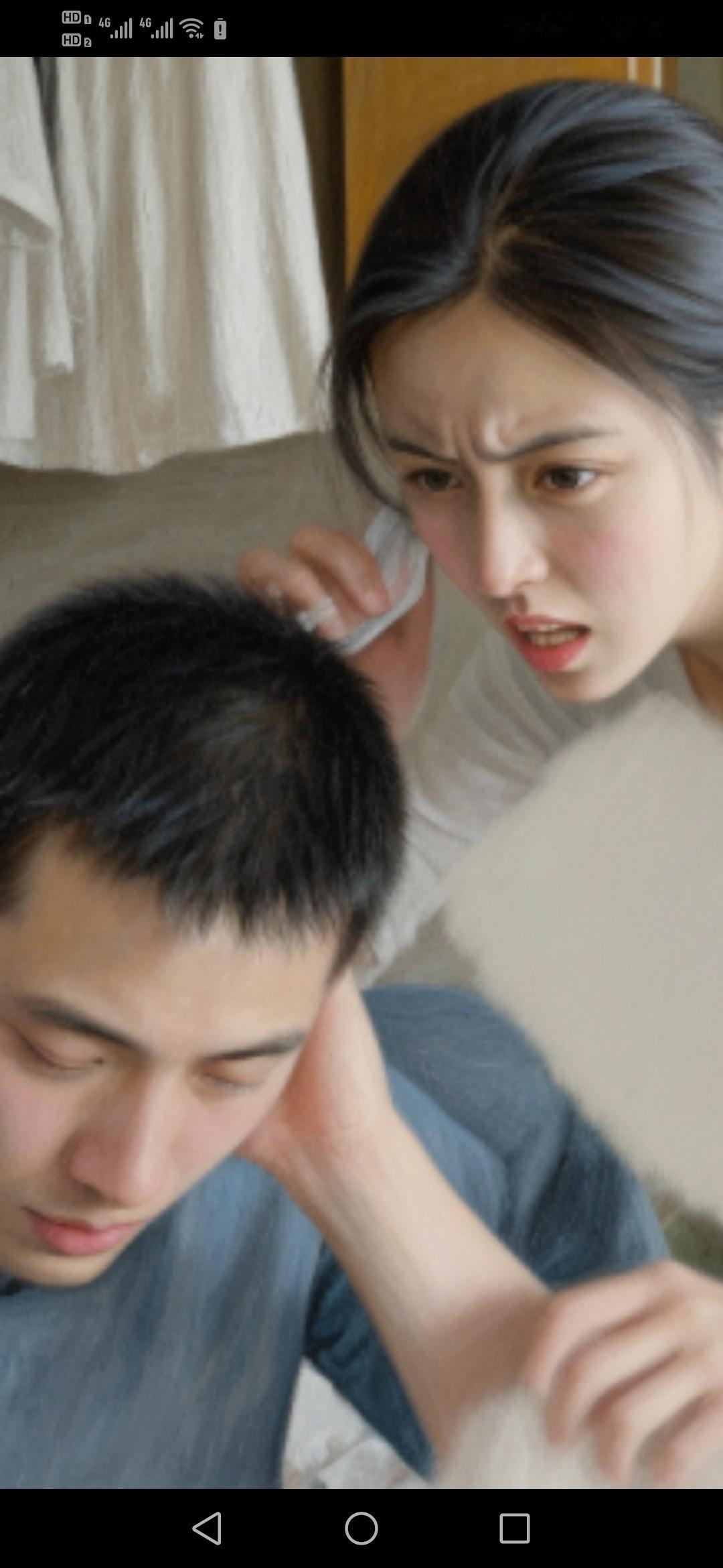 当女子遭遇家暴求助警方时，竟反过来狂扇丈夫，这一反转情节引发广泛关注。
近日，一