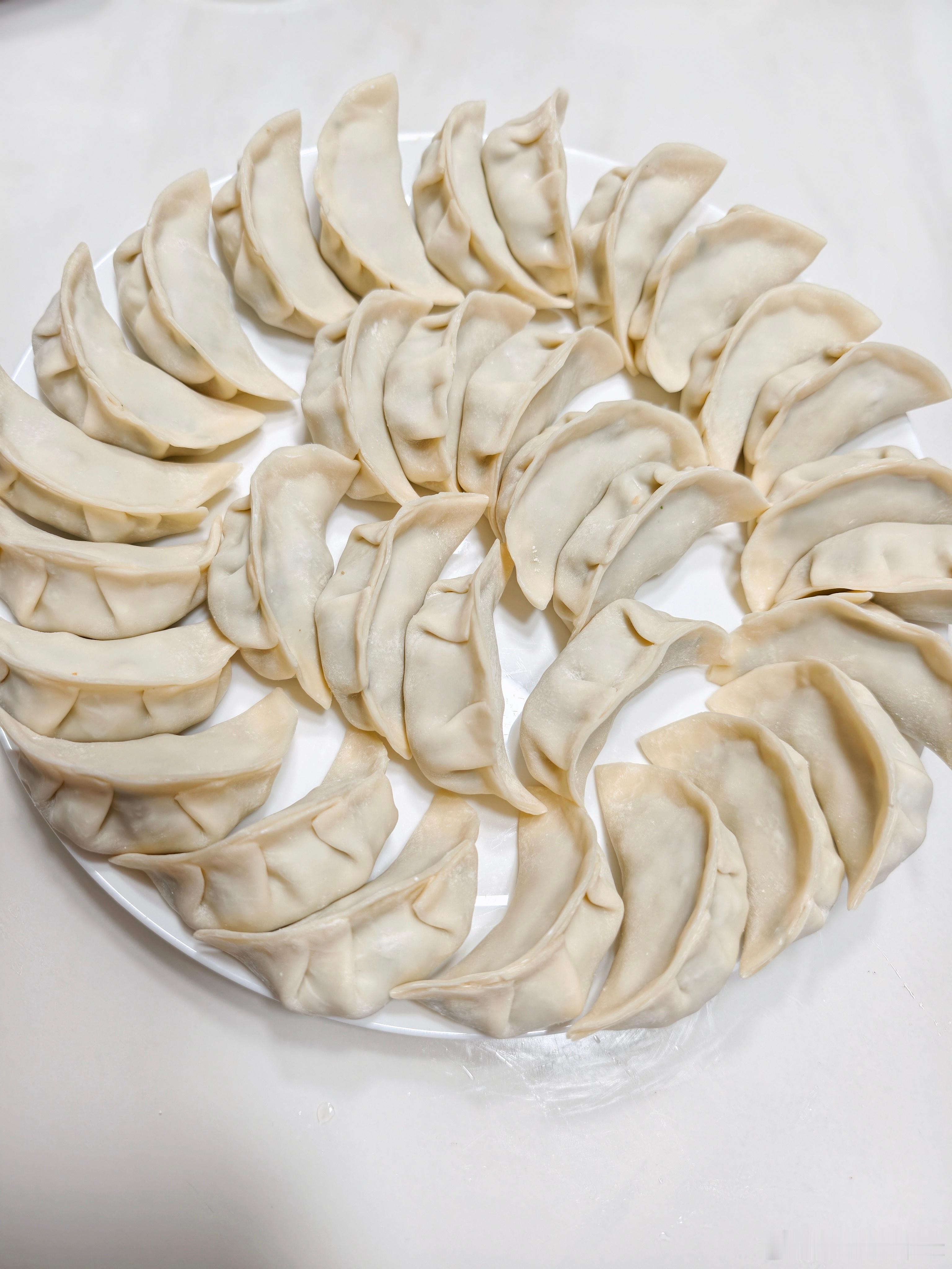晚上吃饺子咯。不要夸我，不然我会骄傲[挖鼻] ​​​