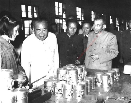 1958年7月，朱德视察青海汽车修配厂。