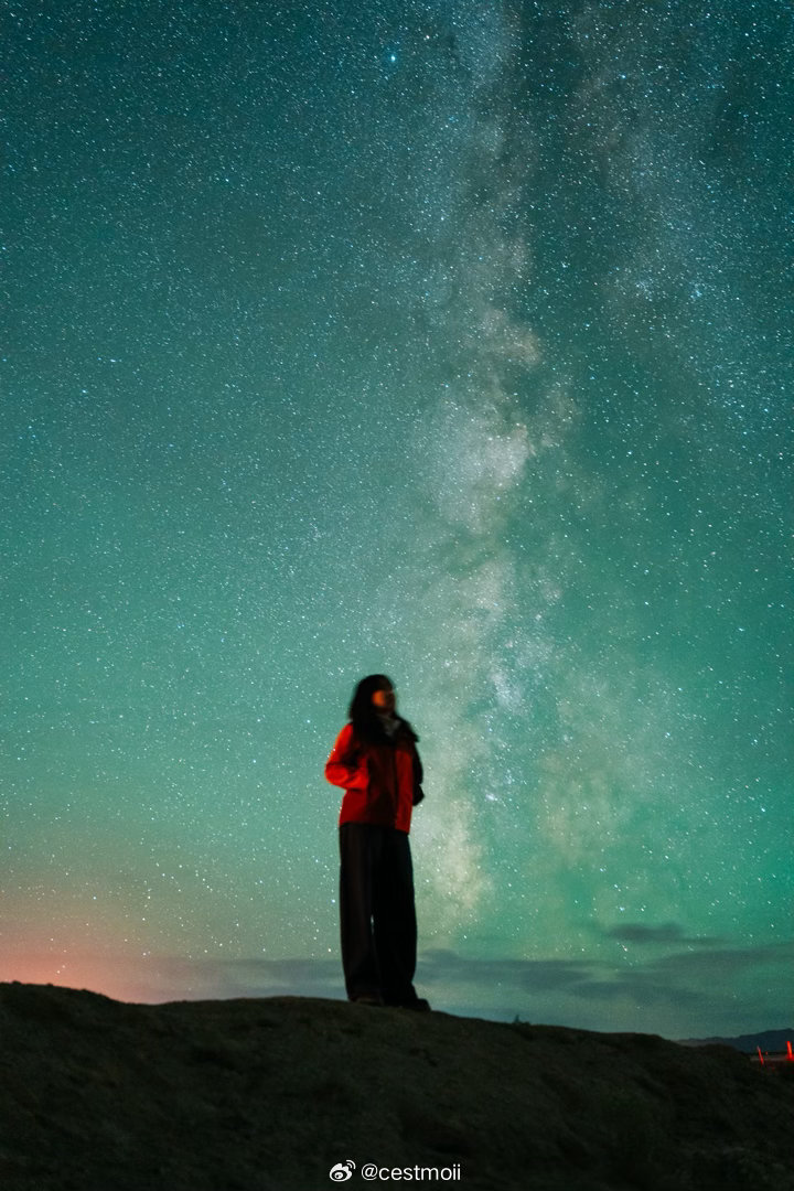 这是我飞了两千公里在戈壁滩看英仙座流星雨的夏天。感谢宇宙，尽管此刻正在经历一些痛
