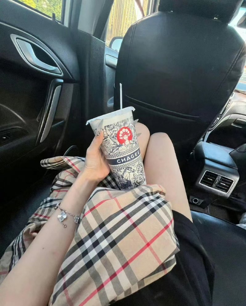 不必去迁就所有人 因为在乌鸦的世界里 天鹅都是有罪的 . ​​​