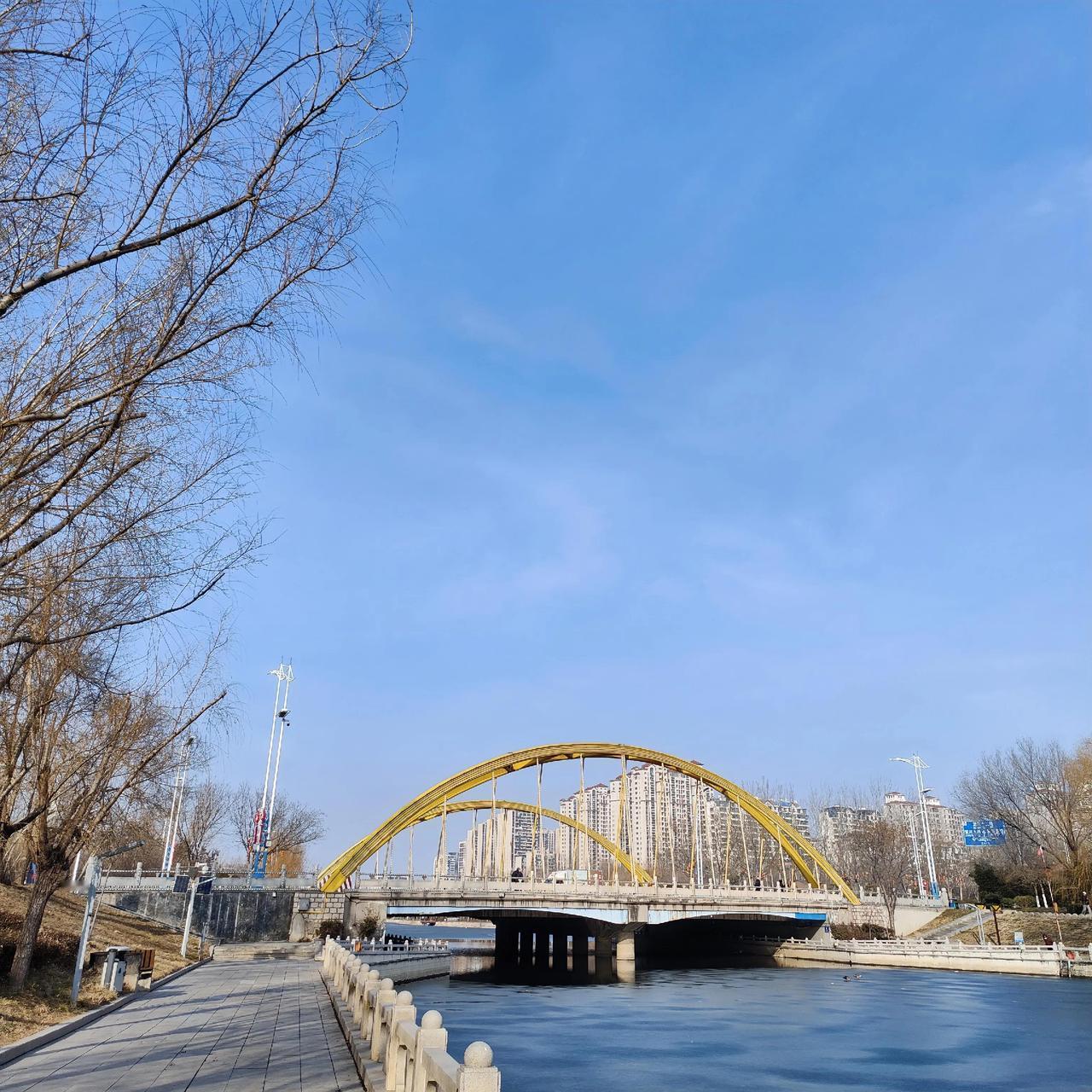 清冷的风，穿透过身体的每一个角落。
北方深冬的天空，是一种冷峻的蓝色，仿佛，随时