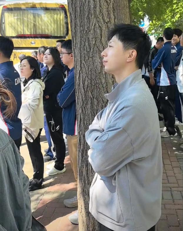 [中国赞]大巴缓缓开动，龙队站在路边足足回头三次！他没去伦敦不是耍大牌，而是换了