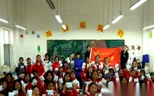 据近期网传的多地支教纪实报道，湖南娄底一所乡村学校的走廊上，几个女学生在老师办公