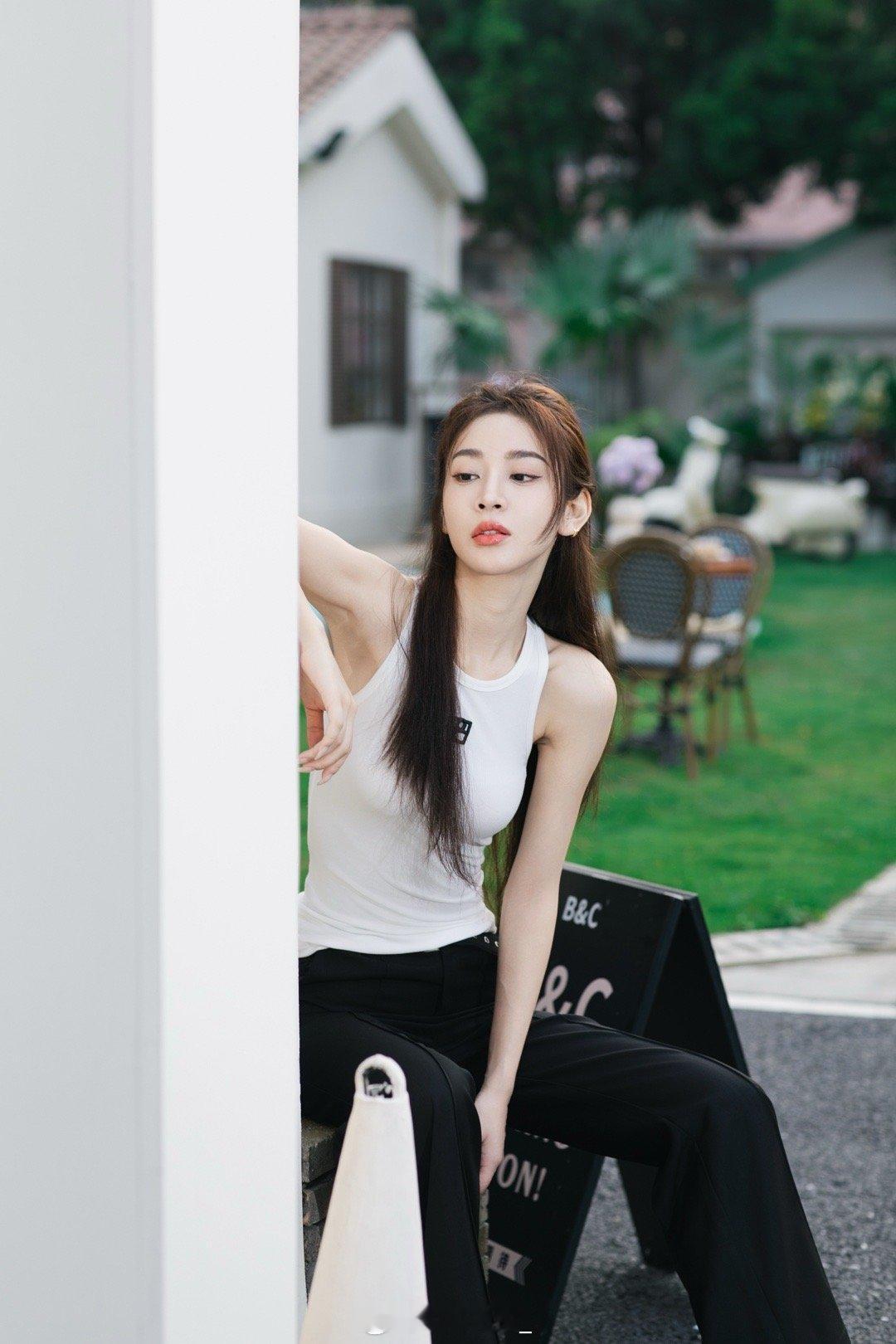 𝙔𝙤𝙡𝙖‘𝙨 𝙊𝙊𝙏𝘿休闲黑白 依然是穿搭首选挖肩背心百搭又出