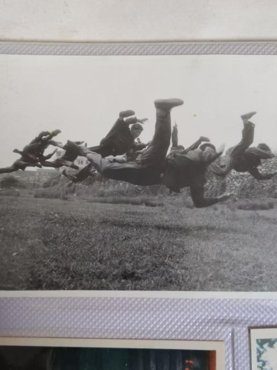 洵哥92年12月入伍浙江臺州内衛武警部隊，三年的摸爬滚打訓練的苦也曾經吃過，訓练