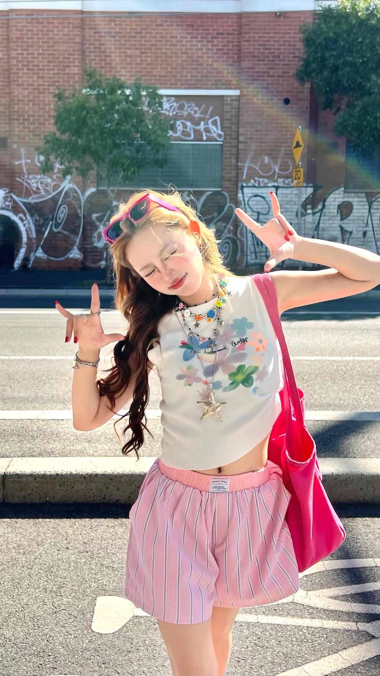 有什么理由不享受彩色的夏天呢！！夏日穿搭 彩色系穿搭 多巴胺女孩穿搭 街头穿搭