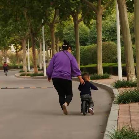 过年期间，家里上演了一场超真实的“带娃大戏”，主角就是那些大学生哥哥姐姐，那场面