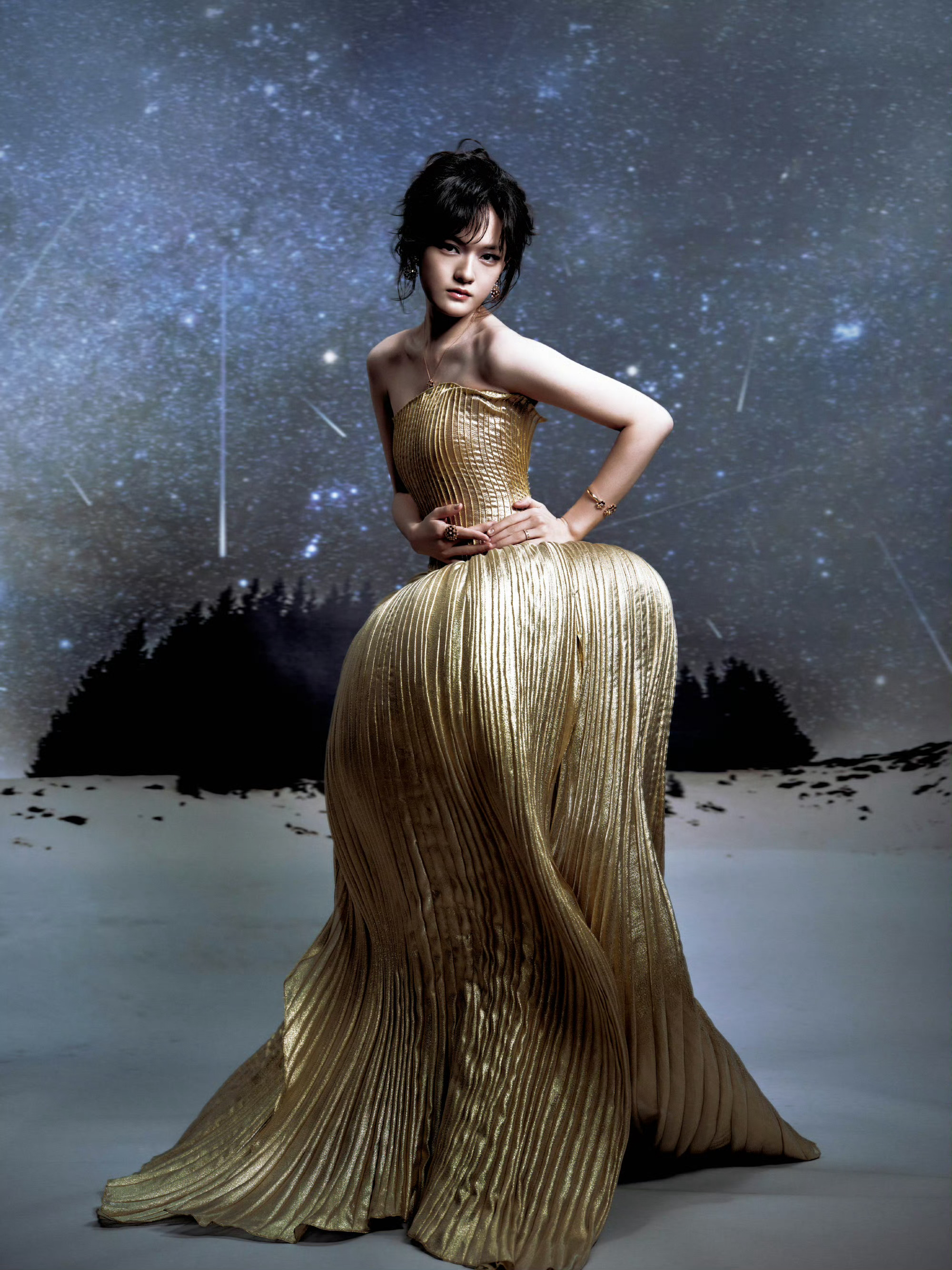 文淇VOGUE眼妆文淇VOGUE眼妆，鎏金与碎钻交织，在眼眸晕染出星河璀璨。搭配