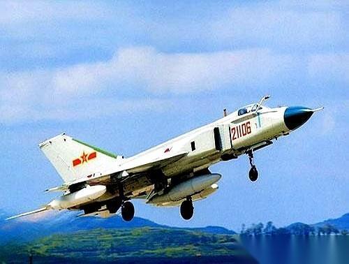 一枚导弹，没打出去，反而在自己机翼上点了火。
一万米高空，飞机瞬间变成了一个失控