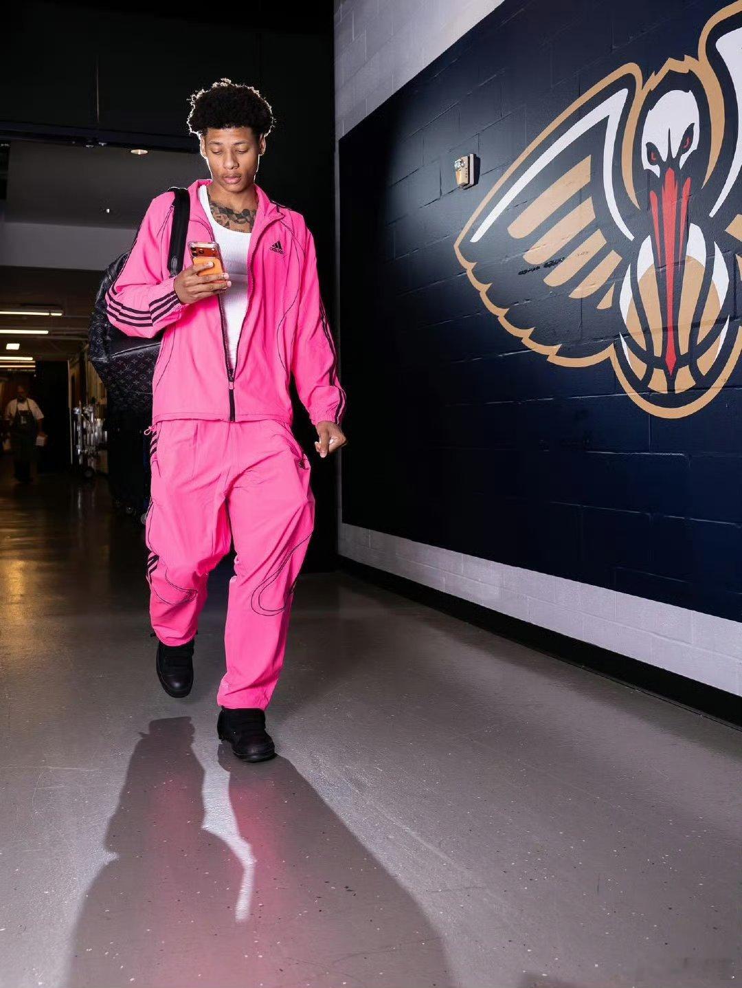 美记Tony East调侃道：“过去4场比赛鹈鹕取得3胜1负，雷霆仅仅2胜2负。