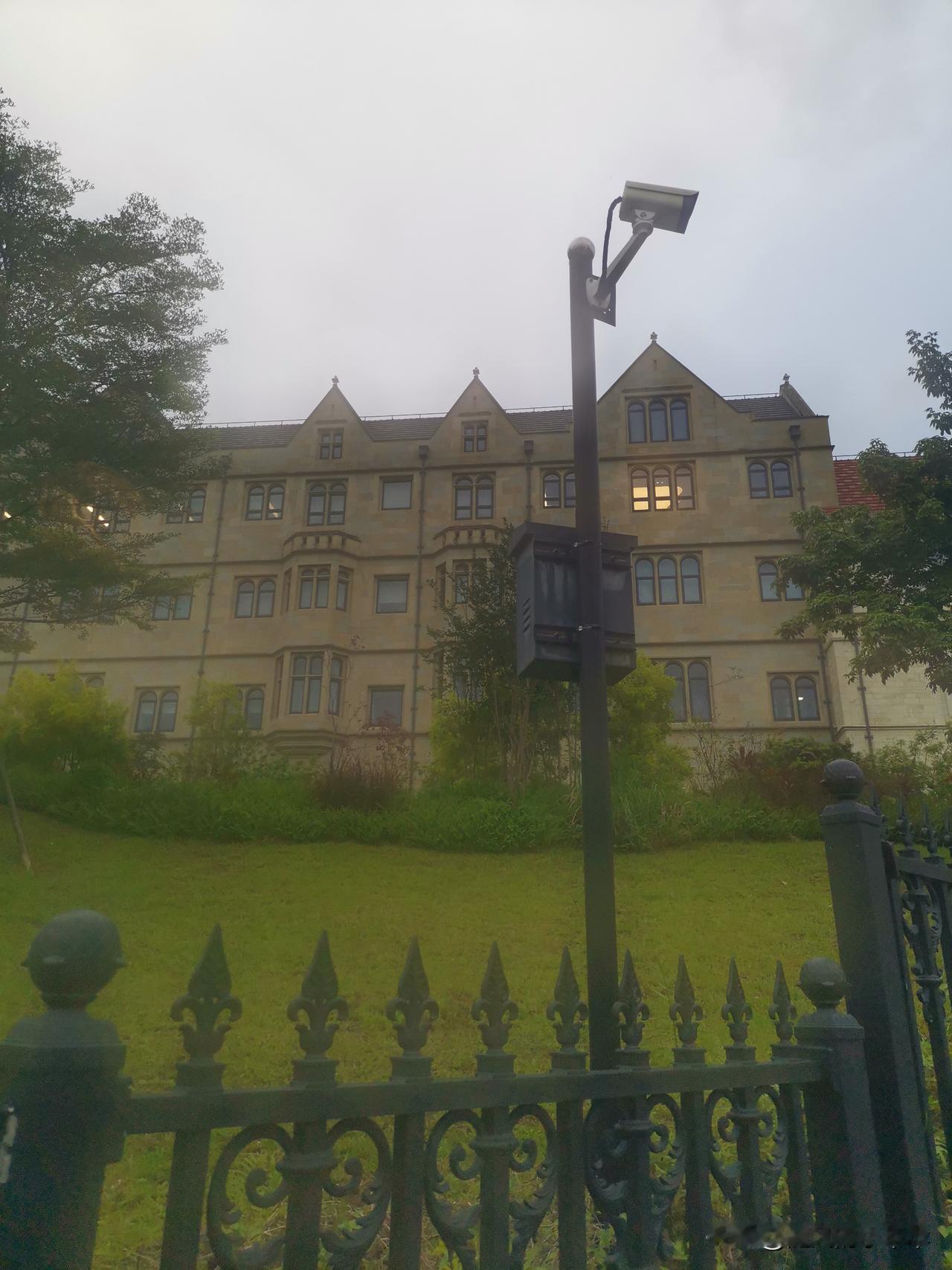 女人最最廉价的东西
1.恋爱脑
2.容易相信人
3.一贫如洗的真心
4.廉价的温