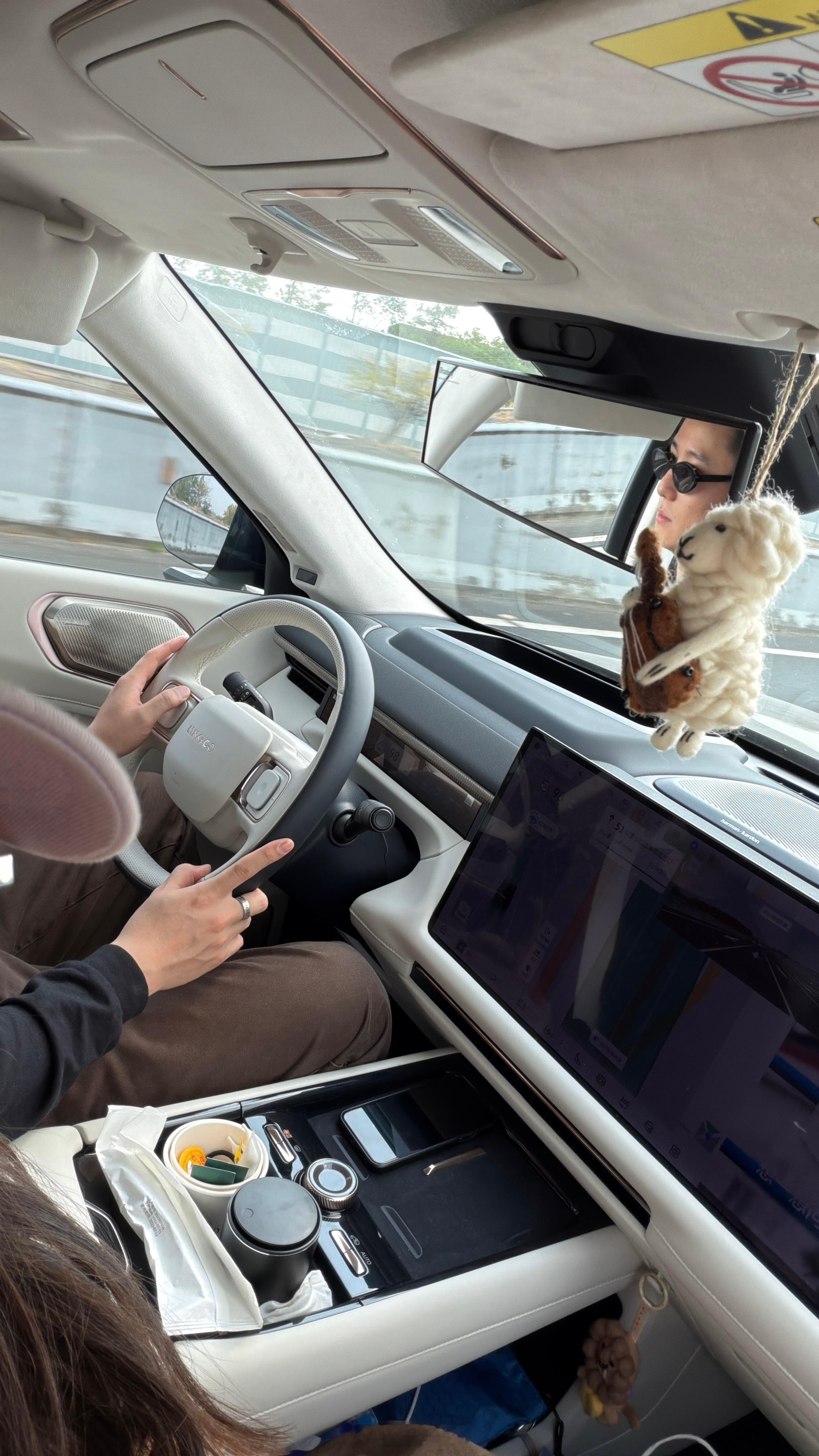 深圳周边都是很地道好吃的城市，这家就开在石塘收费站旁边，竹逸楼，豆腐花和咸香鸡一