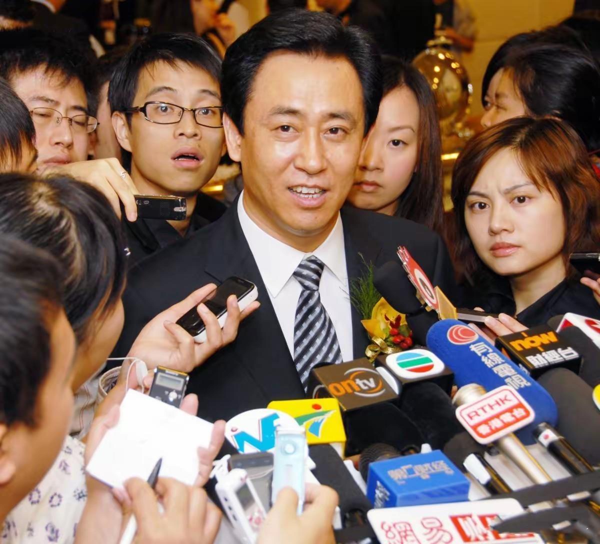 今天在广东顺德，经过大良恒大.中央广场的烂尾楼，刚好也看到恒大的创始人许家印今天