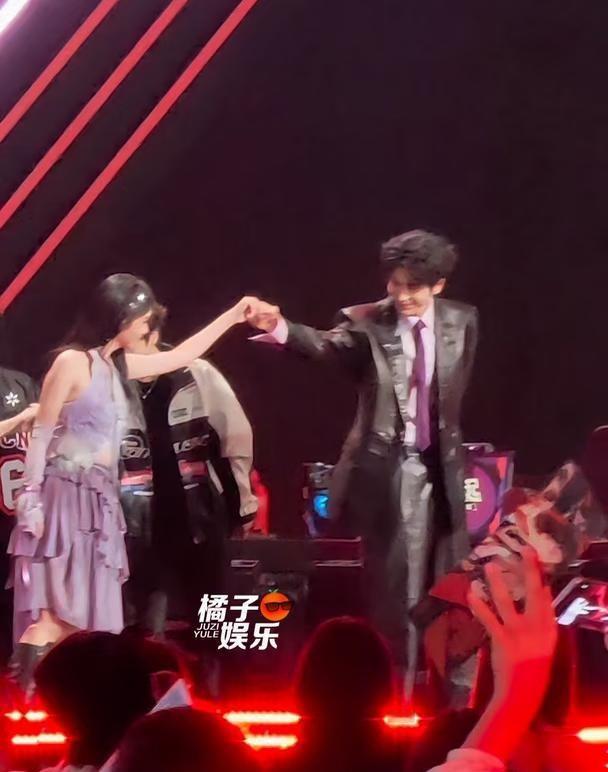 张凌赫周也碰拳👊🏻
张凌赫 周也 明星不止AB面 红薯地直拍前线 无畏契约手