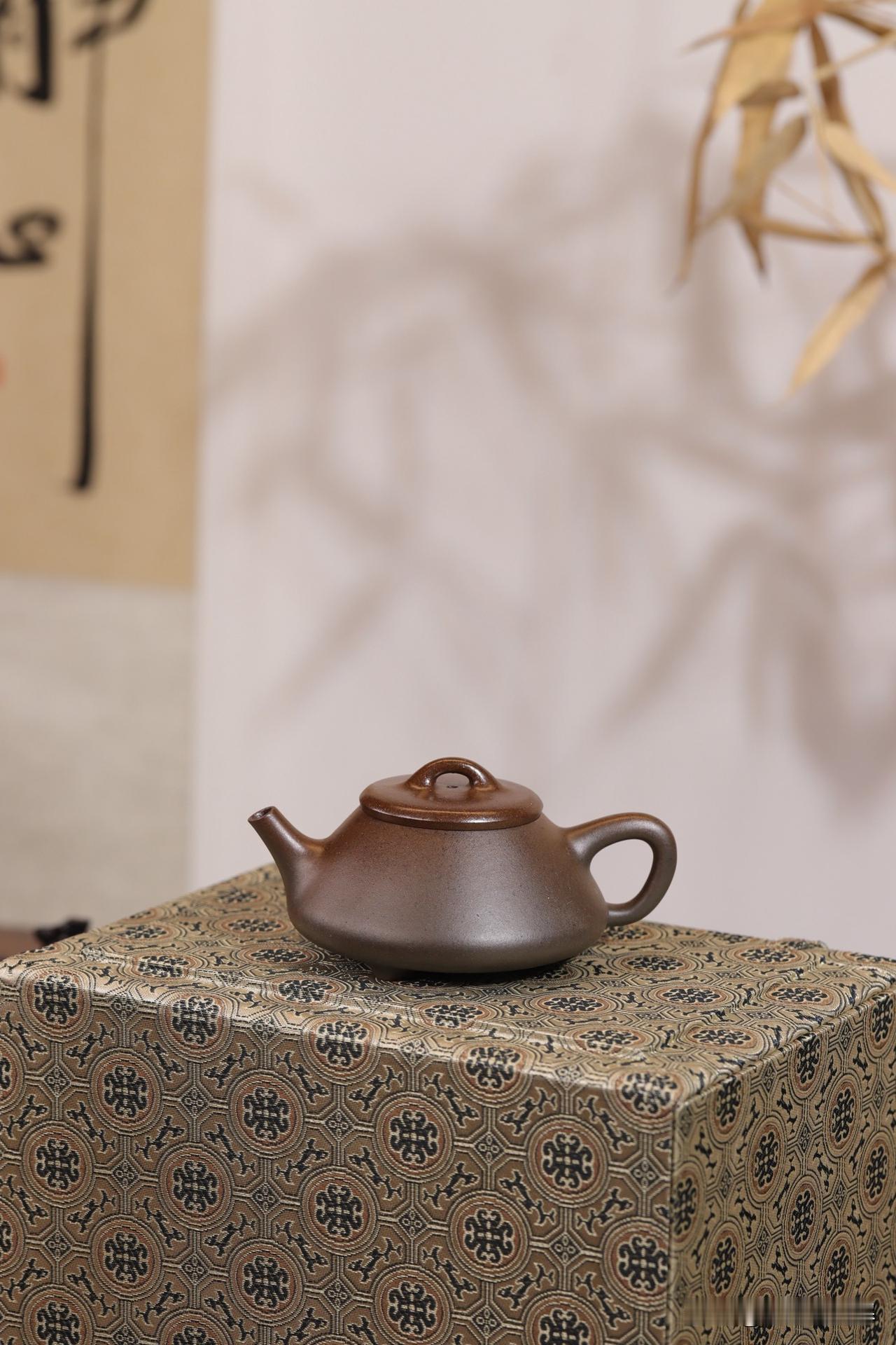 任瓢｜柴烧之美
原矿紫泥柴烧丨容量180cc
其壶身、壶把的三角形更为规整，被称