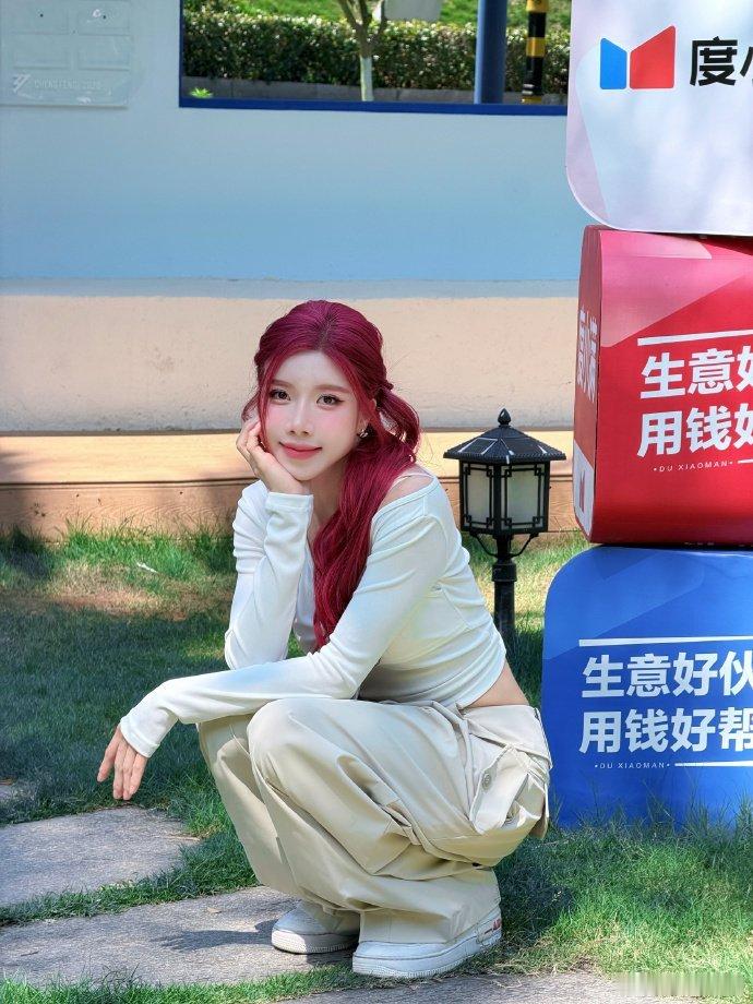徐梦洁庄法pk乘风2026甜妹面孔肌肉内核说的就是徐梦洁，和庄法掰手腕毫不逊色，
