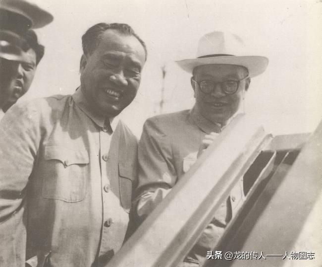 张闻天和朱德在一起(1956年)。