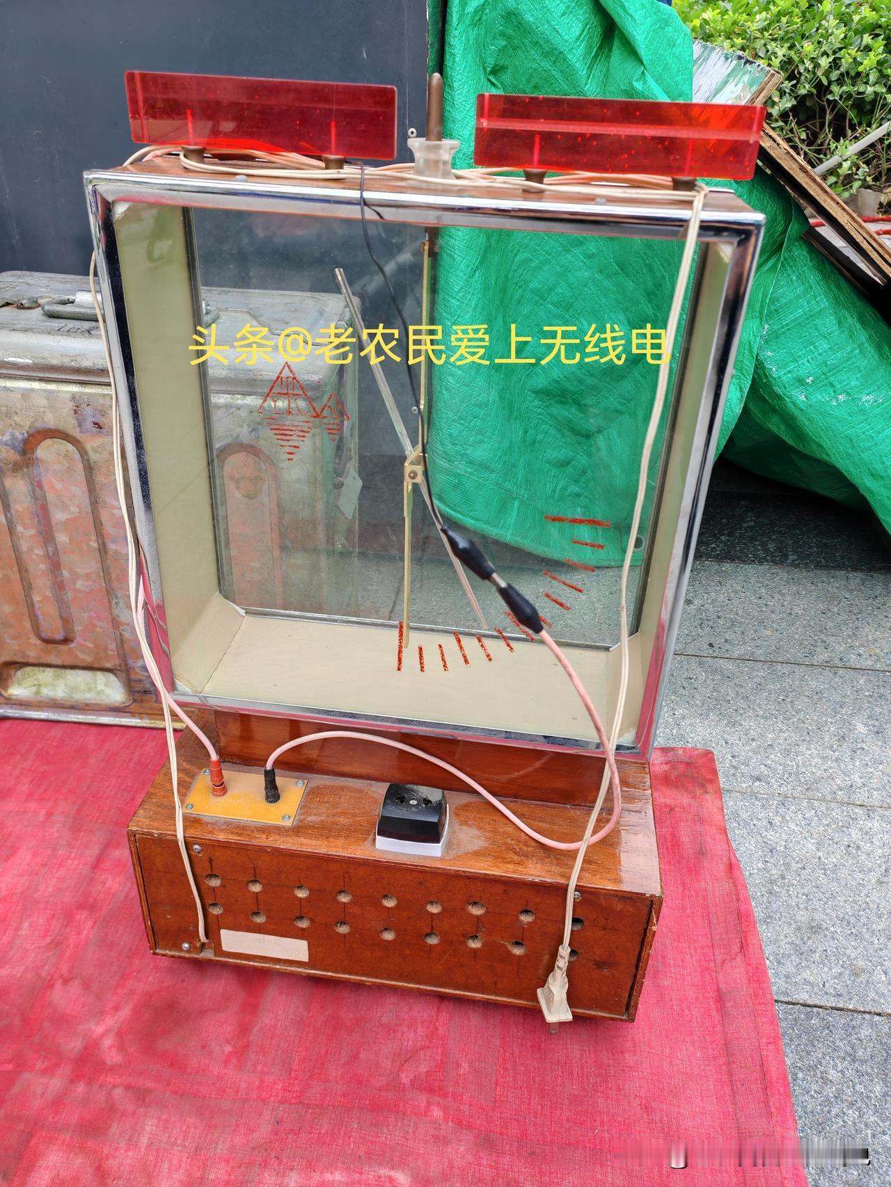 看看这几个不多见的老物件，第一个不知道是谁干什么用的，店家说是测量仪器，第二个录