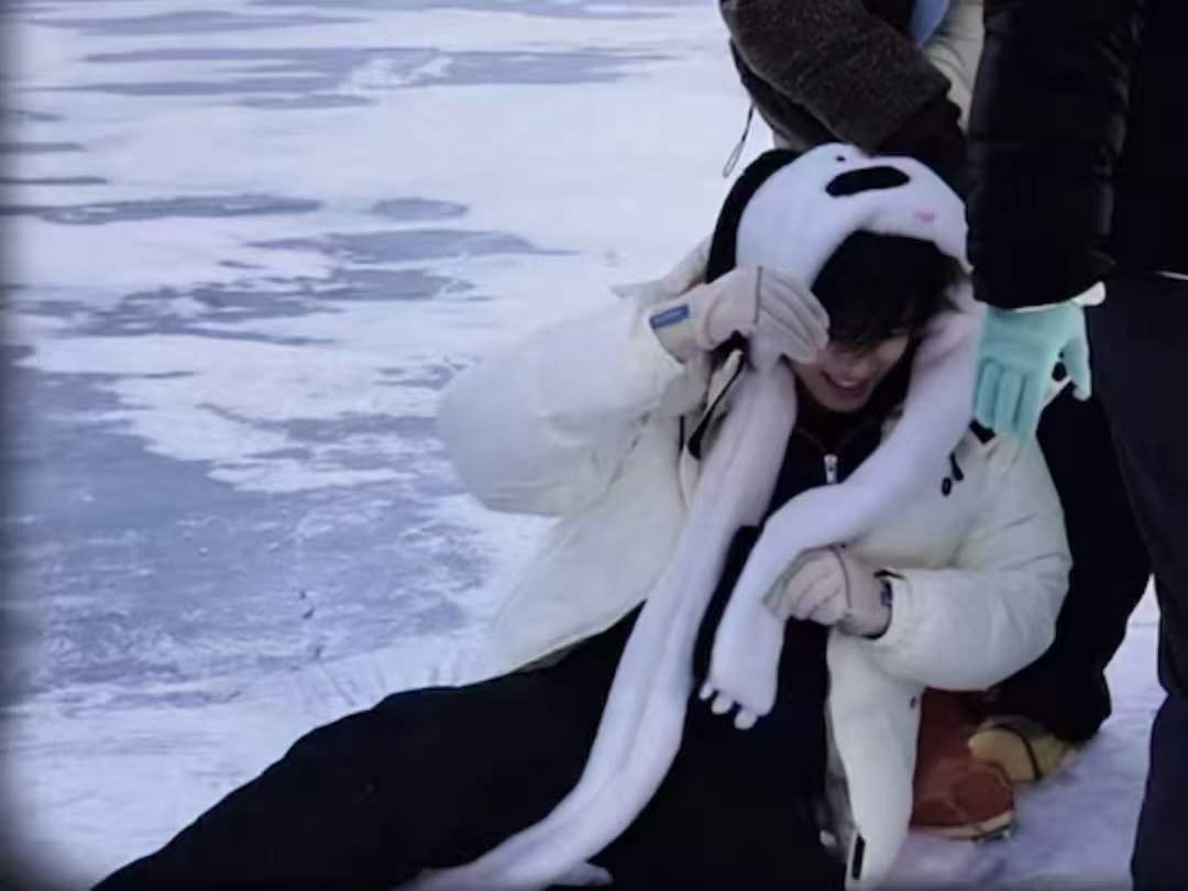 宋亚轩摔了个屁墩宋亚轩在哪里摔倒就在哪里躺平 宋亚轩摔了个屁墩！ 