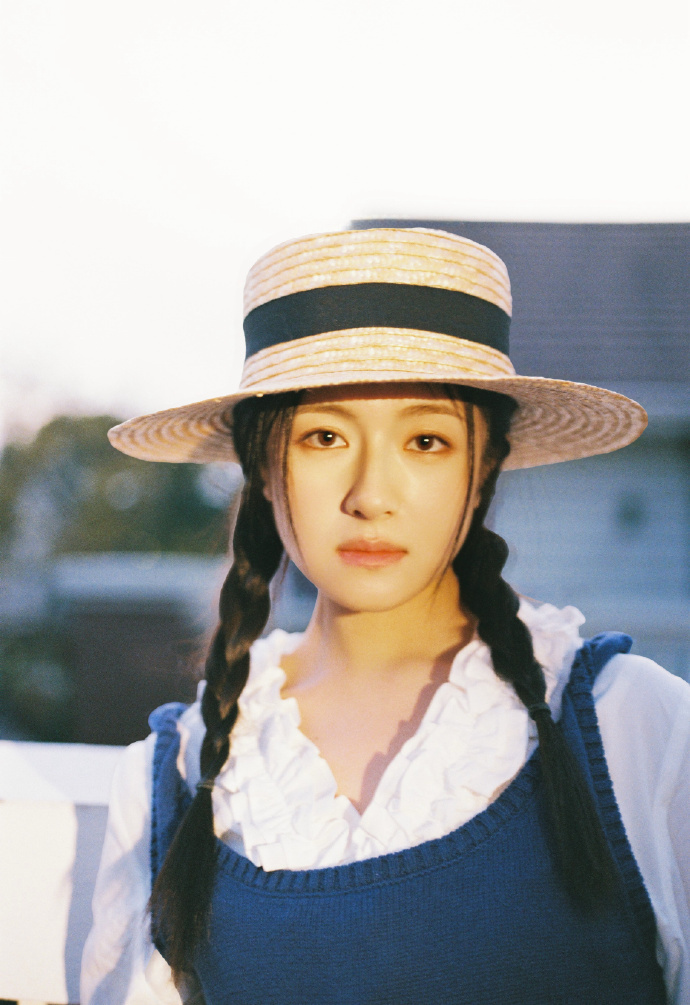 兰迪这组特别明媚的春日气息李兰迪草帽双麻花辫李兰迪春日感胶片