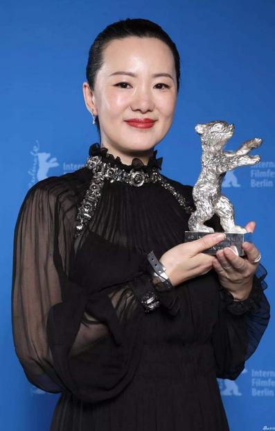 拍《悬崖》时，导演问咏梅:“往你裤档里放老鼠，你怕不怕？”咏梅以为是道具便说:“