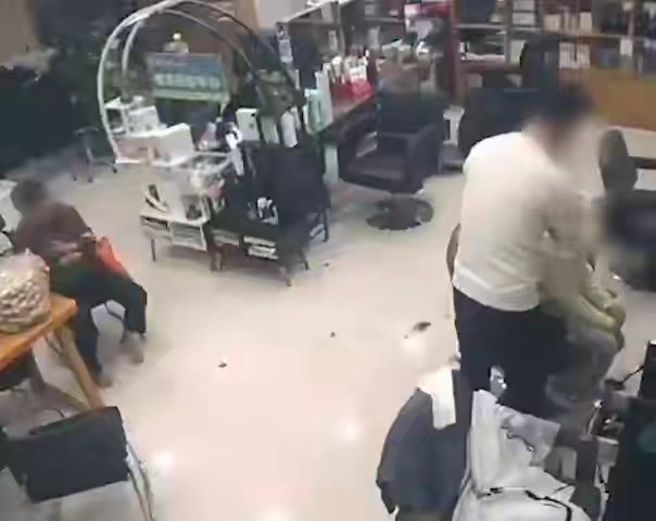理发师给13岁女孩理发时被指猥亵遭拘14天，当事人直呼冤枉并起诉警方：监控视频看