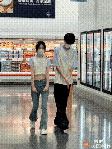 图一：小伙子啊，都穿上情侣装了，不会最后连手都没有牵到吧？
图二：这么多的鱼，这