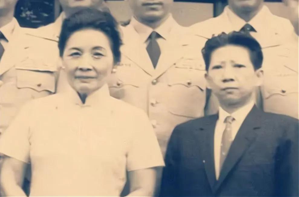 [微风]1941年，51岁的陈济棠携夫人，正坐在专机上，闭目养神。突然，被一名年