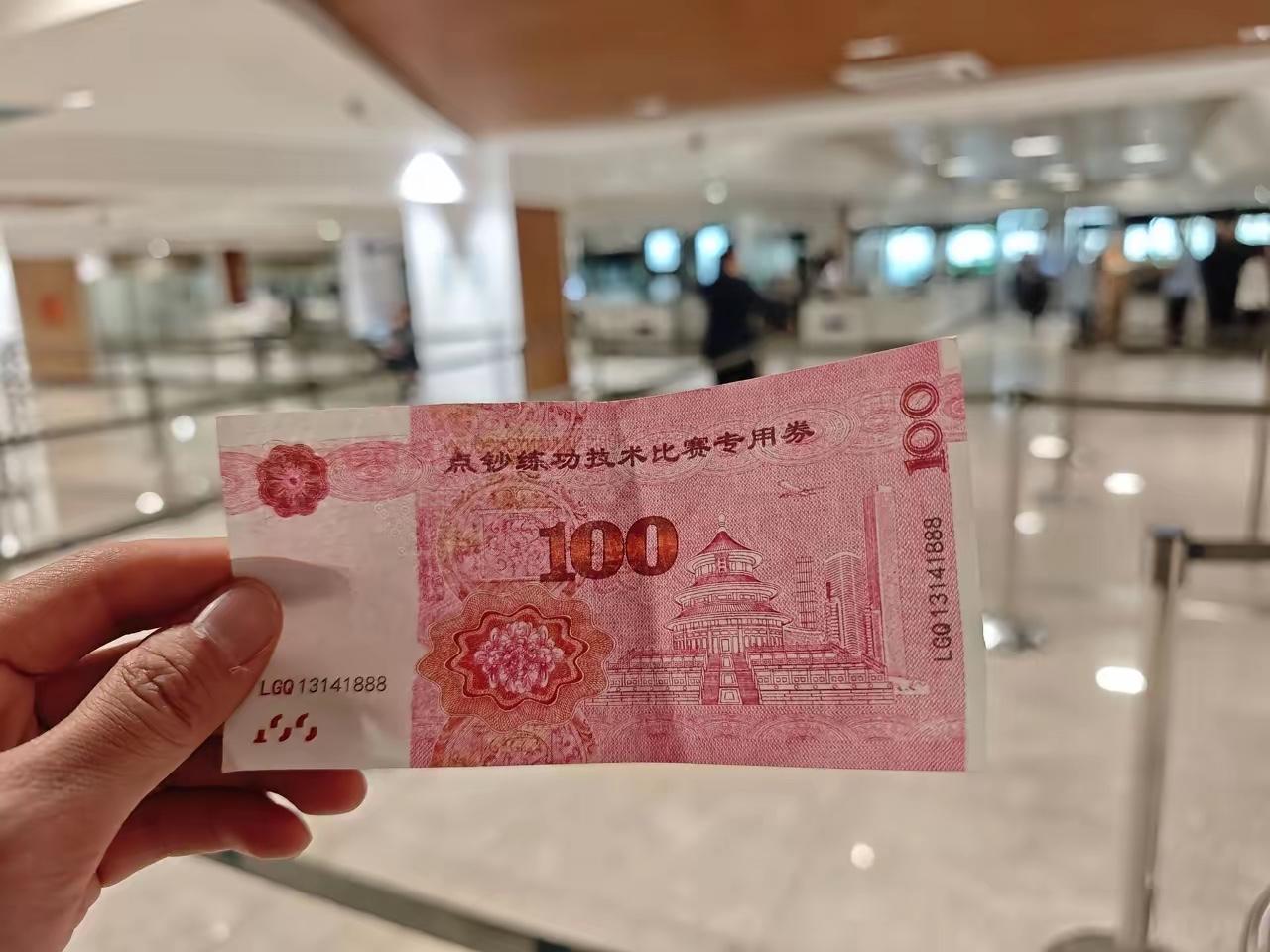 在摩洛哥入境海关，当工作人员明晃晃伸手说出那个国际通用词汇“Money”索贿时，
