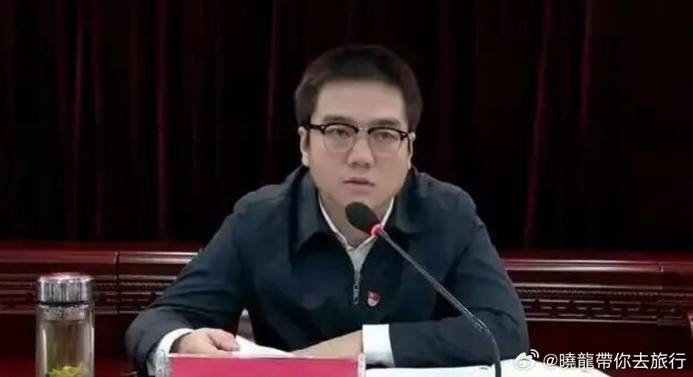 徐生于1982年6月，湖北红安人，其祖父是开国中将徐斌洲。徐曾在贵州省政府办公厅
