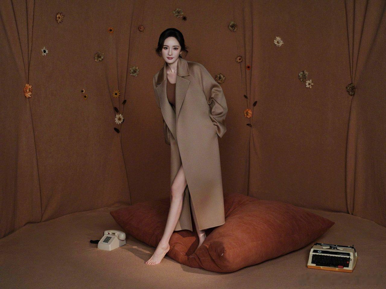 本月杨幂工作室最佳的图，杨幂穿羊绒大衣太贵气了[捂嘴哭] ​这套我真的被种草了谁