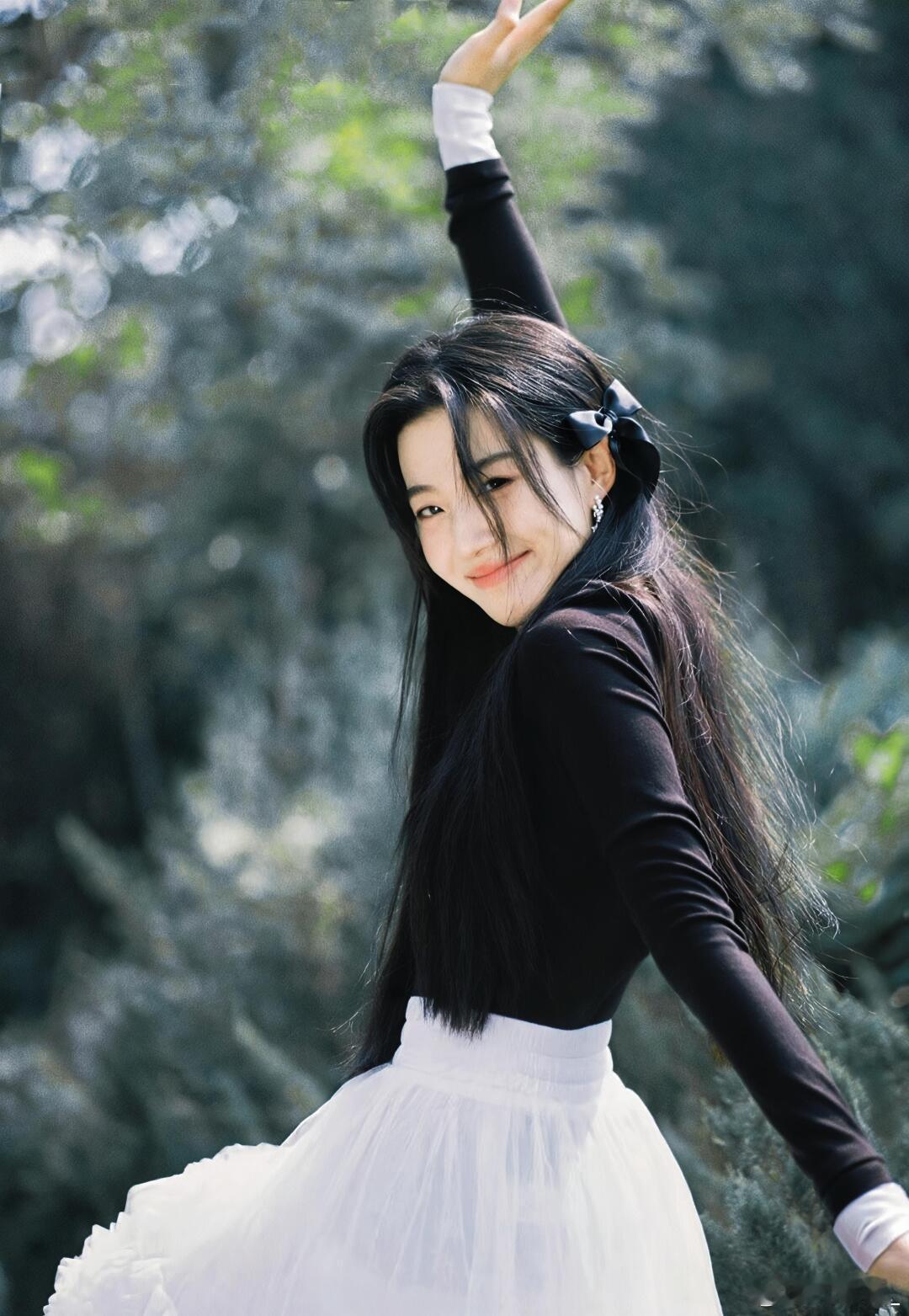 卢昱晓这套造型真的很有韩剧里财阀小千金的感觉黑白配色也很高级🤤卢昱晓｜韩系风 