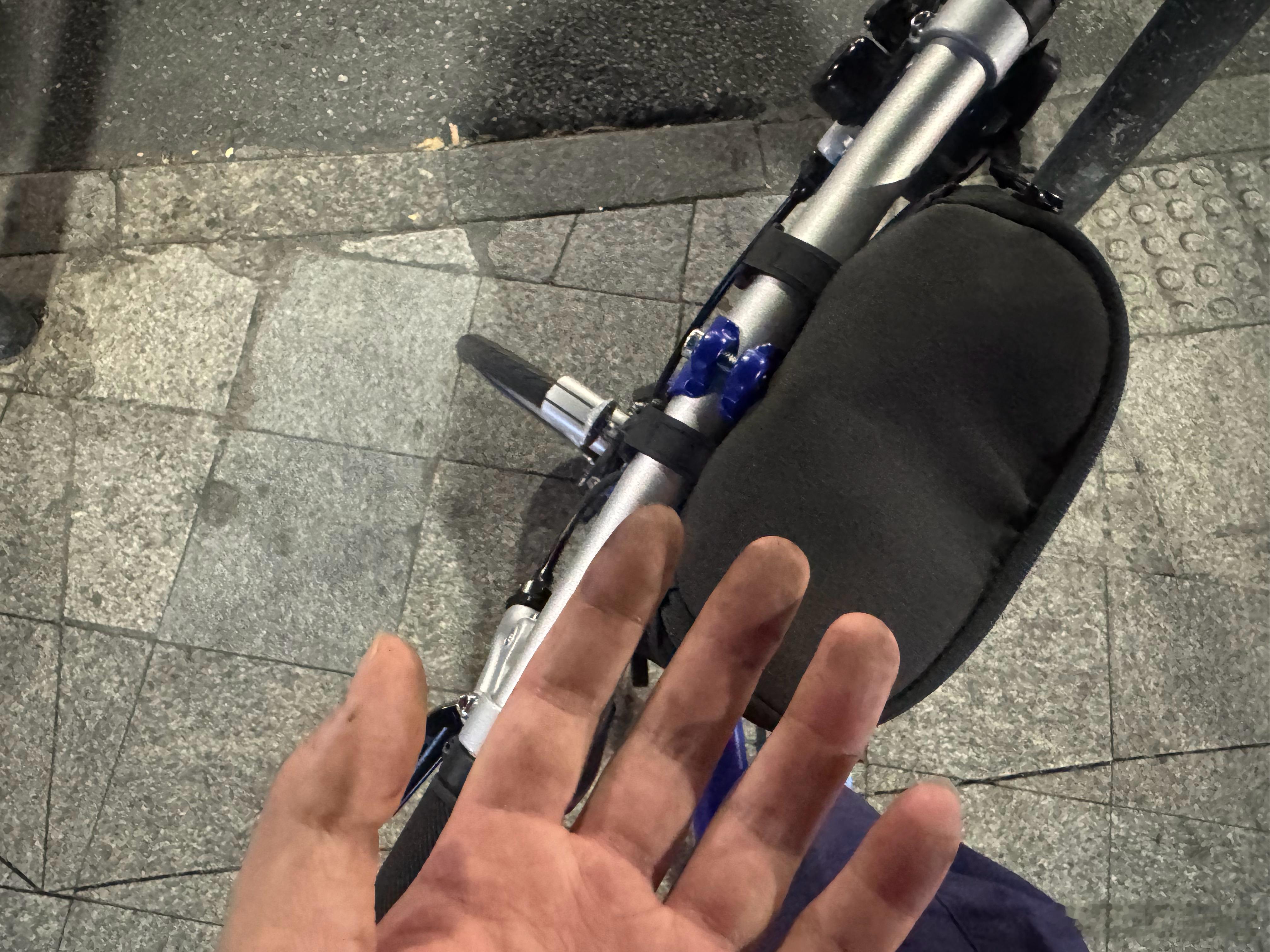 刚路边遇到一大姐她单车掉链子了，我主动上前帮忙，胸前的红领巾又鲜艳了[你好]这奖